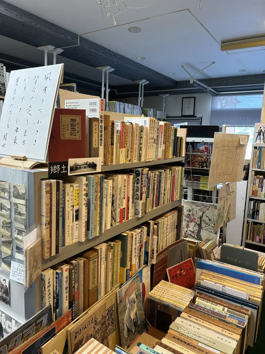 千机書房さん店内 郷土の棚